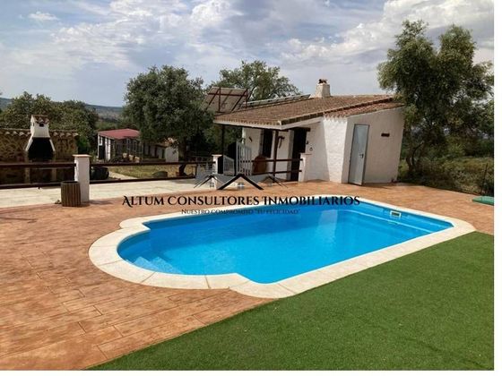 Foto 2 de Chalet en venta en Zalamea la Real de 2 habitaciones con piscina y garaje