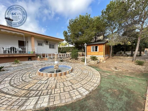 Foto 2 de Venta de chalet en Monserrat de 4 habitaciones con terraza y piscina