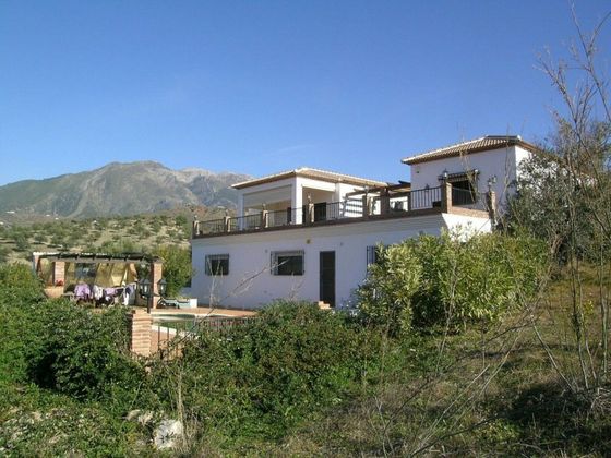 Foto 1 de Casa rural en venda a Viñuela de 5 habitacions amb terrassa i piscina