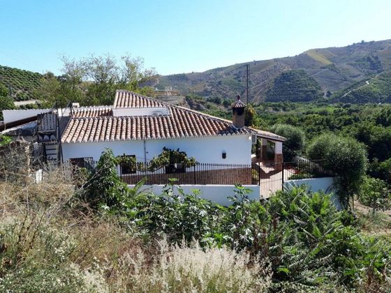 Foto 1 de Casa rural en venda a Benamargosa de 3 habitacions amb piscina i jardí