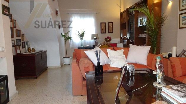 Foto 2 de Casa en venda a Palacio de Congresos - Urbadiez - Entrepuentes de 4 habitacions amb piscina i aire acondicionat
