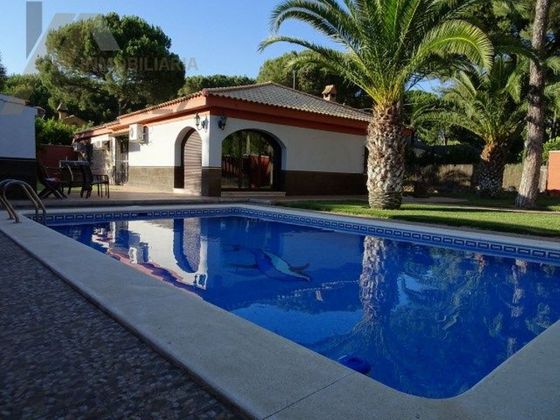 Foto 1 de Casa en venda a Carmona de 3 habitacions amb piscina i garatge