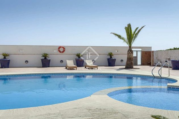 Foto 2 de Venta de casa en El Perellonet de 4 habitaciones con terraza y piscina