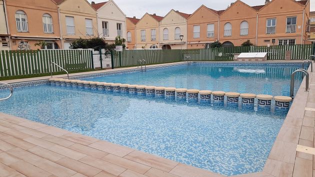 Foto 1 de Casa adossada en venda a Curva - Heliópolis de 4 habitacions amb terrassa i piscina