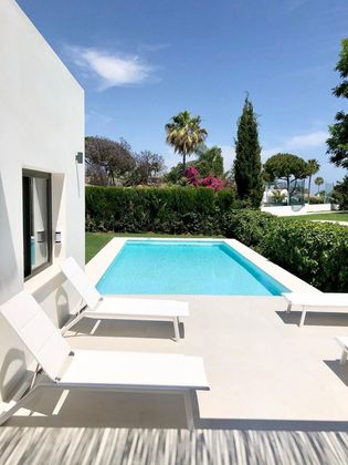 Foto 2 de Venta de chalet en Guadalmina de 4 habitaciones con terraza y piscina