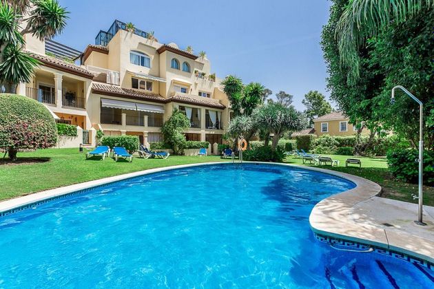 Foto 2 de Venta de piso en Guadalmina de 2 habitaciones con terraza y piscina