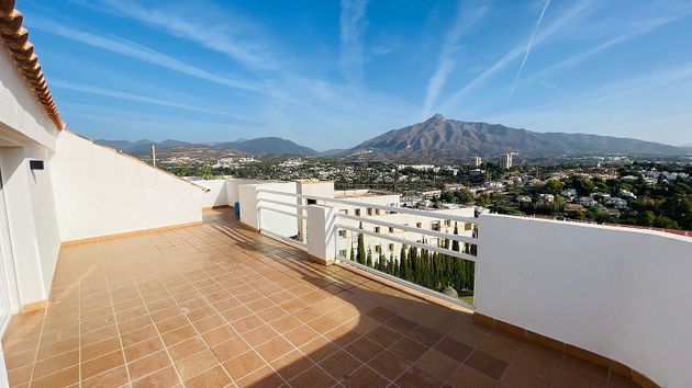 Foto 2 de Àtic en venda a Nueva Andalucía centro de 2 habitacions amb terrassa i piscina