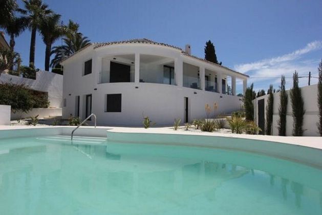 Foto 1 de Chalet en alquiler en Elviria de 5 habitaciones con terraza y piscina