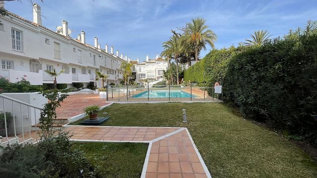 Foto 2 de Dúplex en venda a Nueva Andalucía centro de 3 habitacions amb terrassa i piscina