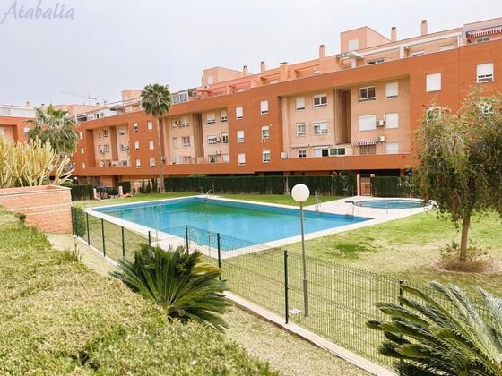 Foto 1 de Àtic en venda a calle De Demóstenes de 3 habitacions amb terrassa i piscina
