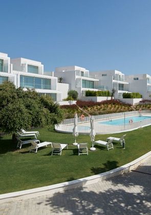 Foto 1 de Venta de casa adosada en urbanización Sotogrande de 3 habitaciones con terraza y piscina