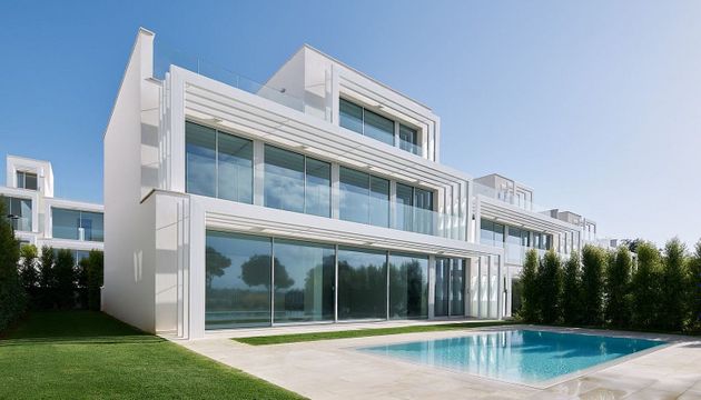 Foto 2 de Casa adossada en venda a urbanización Sotogrande de 3 habitacions amb terrassa i piscina