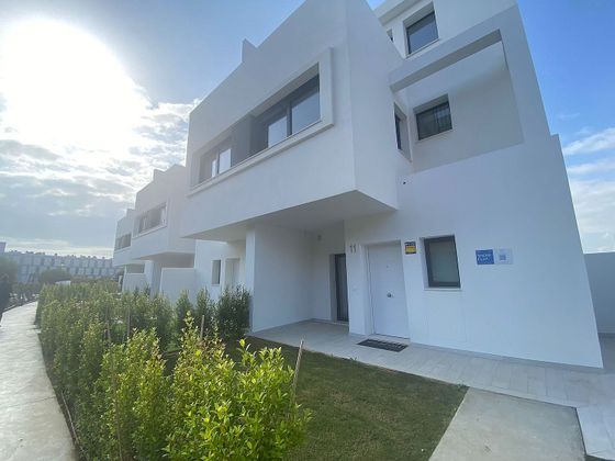Foto 1 de Casa adossada en venda a avenida Sierra Nevada de 3 habitacions amb terrassa i piscina
