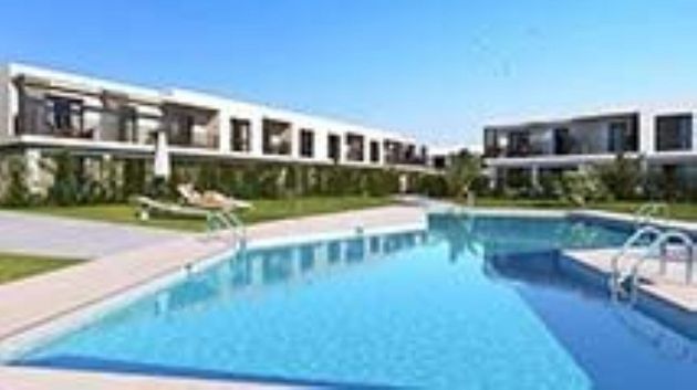 Foto 1 de Casa adossada en venda a urbanización San Roque Club de 4 habitacions amb terrassa i piscina