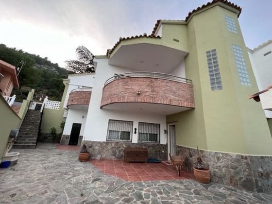 Foto 1 de Chalet en venta en calle Joan Miro de 4 habitaciones con terraza y piscina