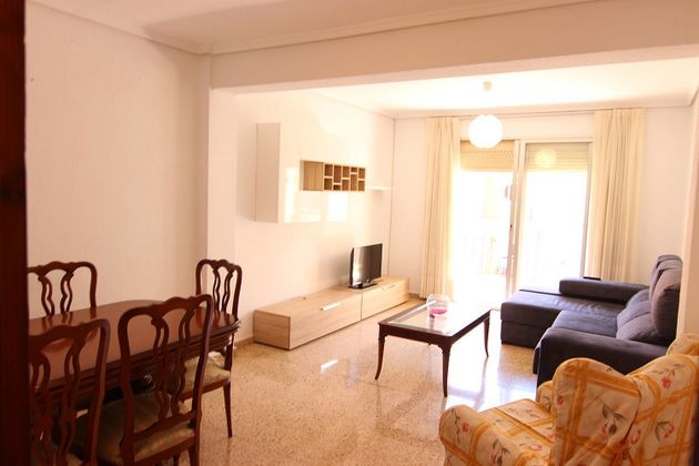 Foto 1 de Piso en alquiler en Ciutat Jardí de 3 habitaciones con muebles y balcón
