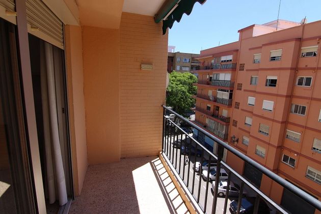 Foto 2 de Piso en alquiler en Ciutat Jardí de 3 habitaciones con muebles y balcón