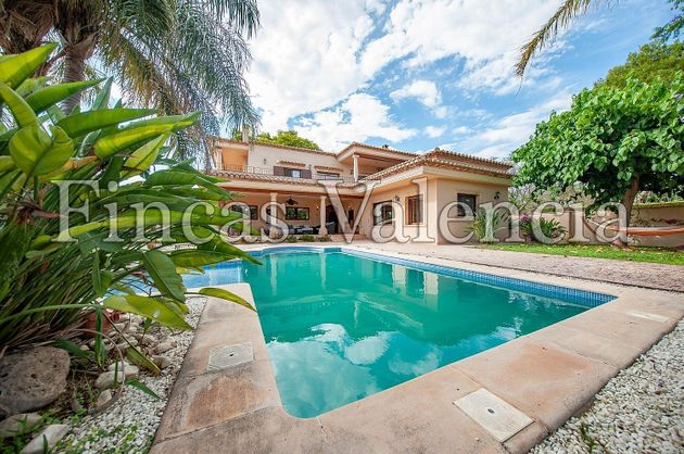 Foto 1 de Xalet en venda a Los Pinares-La Masía de 7 habitacions amb terrassa i piscina
