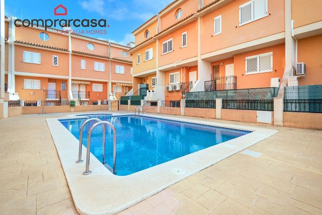 Foto 1 de Casa adossada en venda a calle Formentera de 4 habitacions amb terrassa i piscina