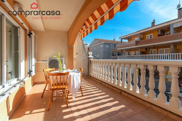Foto 2 de Casa adosada en venta en calle Formentera de 4 habitaciones con terraza y piscina
