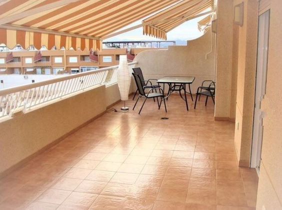Foto 2 de Venta de piso en calle Vázquez Montalbán de 3 habitaciones con terraza y piscina
