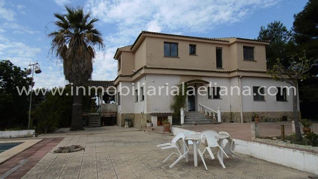 Foto 1 de Venta de chalet en La Conarda de 5 habitaciones con terraza y piscina