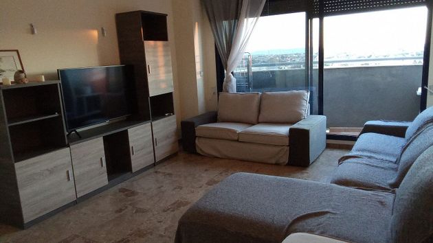 Foto 1 de Piso en alquiler en Penya-Roja de 2 habitaciones con muebles y balcón