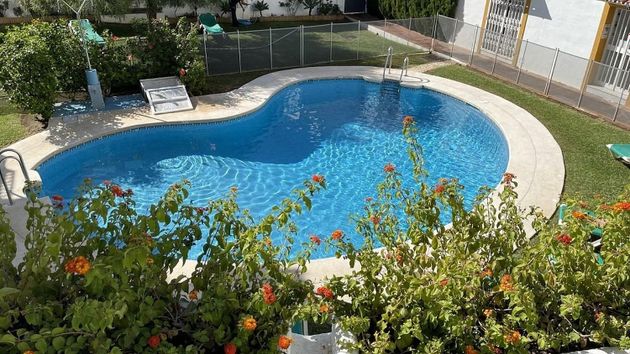 Foto 1 de Piso en venta en Nueva Andalucía centro de 2 habitaciones con terraza y piscina