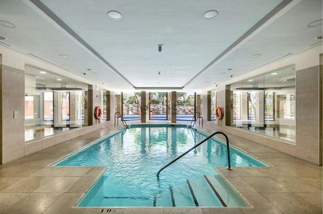 Foto 1 de Dúplex en venda a Los Monteros - Bahía de Marbella de 2 habitacions amb terrassa i piscina