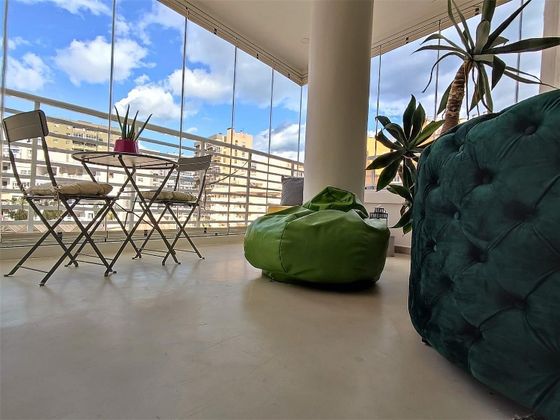 Foto 2 de Venta de piso en Centro - Torremolinos de 2 habitaciones con piscina y balcón