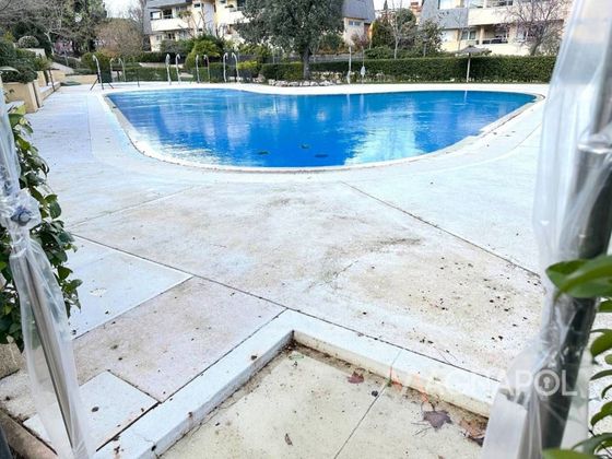 Foto 1 de Pis en lloguer a Encinar de los Reyes de 6 habitacions amb terrassa i piscina