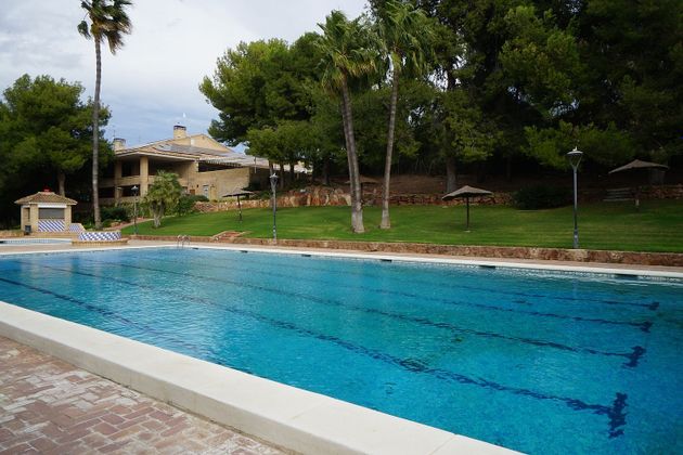 Foto 1 de Dúplex en lloguer a calle Serra Aitana de 3 habitacions amb terrassa i piscina