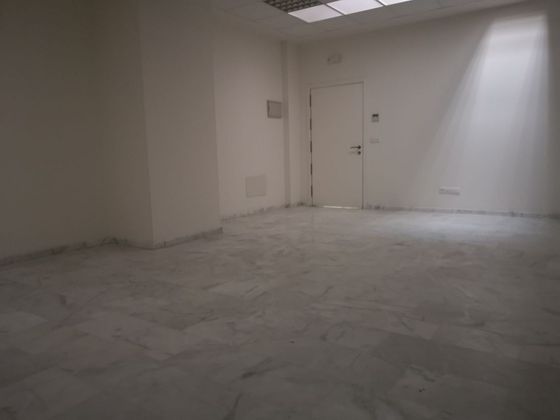 Foto 2 de Alquiler de oficina en calle De la Aviacion con aire acondicionado y ascensor