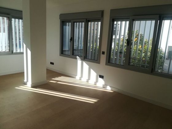 Foto 1 de Venta de piso en Nervión de 2 habitaciones con aire acondicionado y calefacción