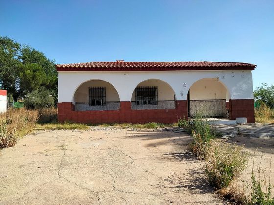 Foto 1 de Casa adossada en venda a Sanlúcar la Mayor de 4 habitacions amb piscina