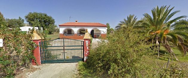 Foto 2 de Casa adossada en venda a Sanlúcar la Mayor de 4 habitacions amb piscina