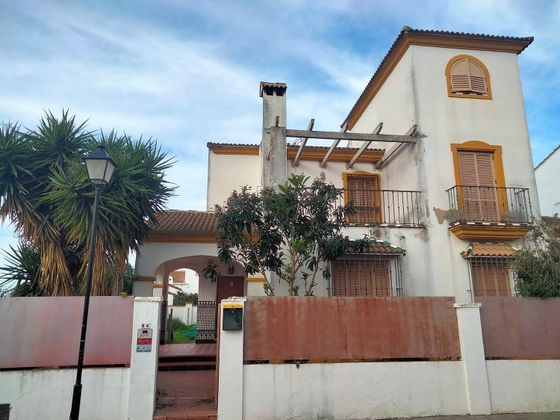 Foto 1 de Casa adossada en venda a Sanlúcar la Mayor de 5 habitacions amb terrassa