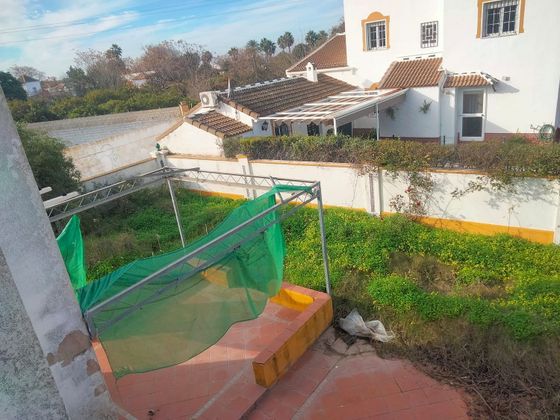 Foto 2 de Casa adossada en venda a Sanlúcar la Mayor de 5 habitacions amb terrassa
