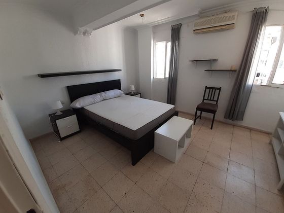 Foto 1 de Venta de piso en Nervión de 1 habitación con terraza y muebles