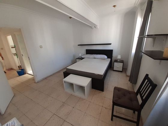Foto 2 de Venta de piso en Nervión de 1 habitación con terraza y muebles