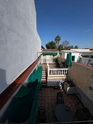 Foto 2 de Venta de casa adosada en Salteras de 3 habitaciones con terraza y jardín