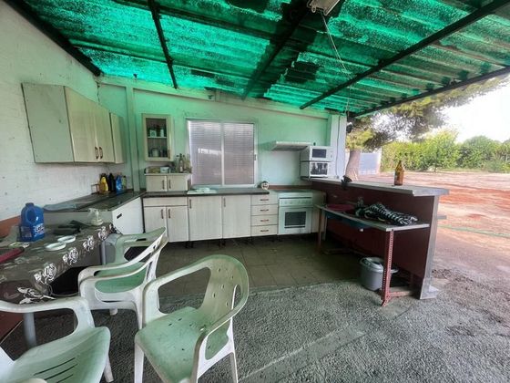 Foto 2 de Venta de casa en Sanlúcar la Mayor de 3 habitaciones con garaje y jardín