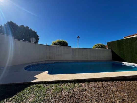 Foto 1 de Casa adossada en venda a Albaida del Aljarafe de 3 habitacions amb terrassa i piscina