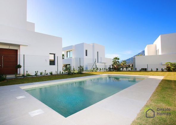 Foto 2 de Venta de chalet en urbanización Golf Río Real de 4 habitaciones con terraza y piscina