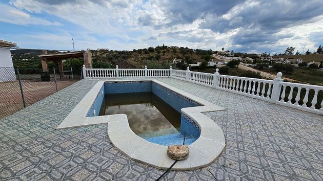 Foto 2 de Venta de chalet en Viñuela de 3 habitaciones con piscina y jardín