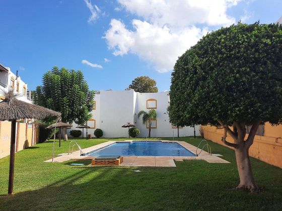 Foto 1 de Casa adossada en venda a San Pedro de Alcántara pueblo de 3 habitacions amb terrassa i piscina