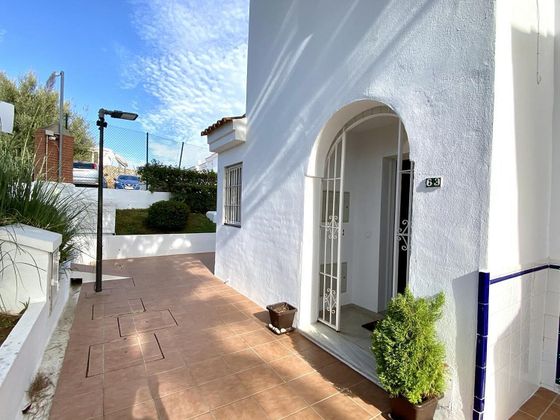 Foto 2 de Casa adosada en alquiler en El Faro de Calaburra - Chaparral de 2 habitaciones con piscina y muebles