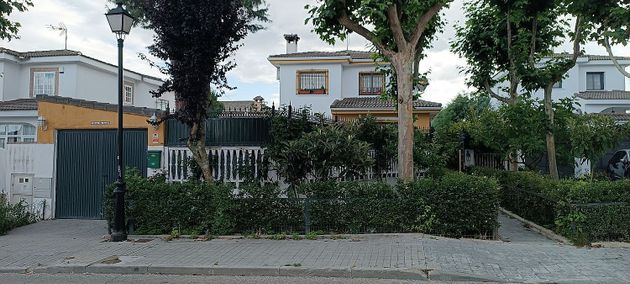 Foto 2 de Xalet en venda a Sevilla la Nueva de 5 habitacions amb terrassa i piscina