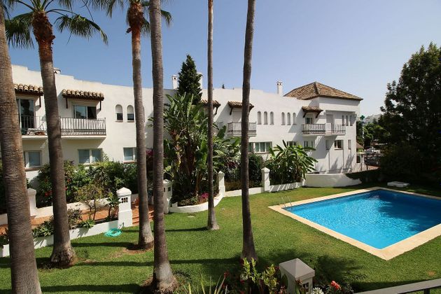 Foto 2 de Casa adossada en venda a calle Romero de Torres de 3 habitacions amb terrassa i piscina