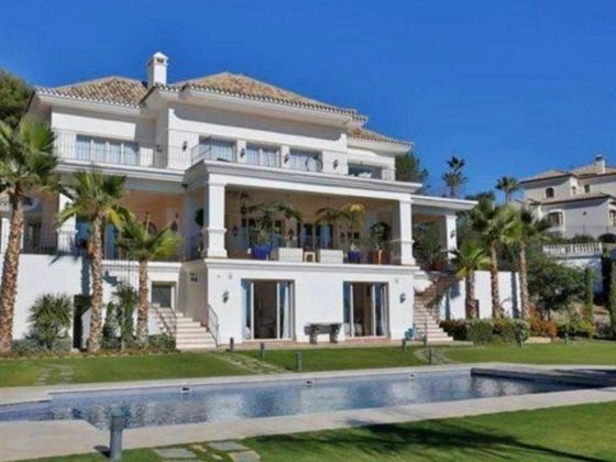 Foto 1 de Casa en alquiler en urbanización Marbella Hill Club de 7 habitaciones con terraza y piscina